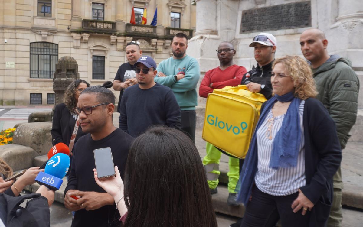 Personas delegadas de Glovo junto a Lucía Sesma y Carlos de La Torre.