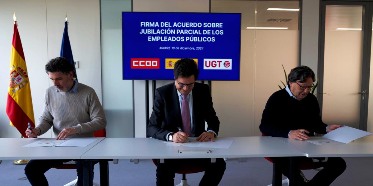 El coordinador del Área Pública de CCOO, Lucho Palazzo, el ministro para la Transformación Digital y de la Función Pública, Óscar López, y el secretario general de UGT Servicios Públicos, Julio Lacuerda firman el acuerdo sobre jubilación parcial del personal funcionario y estatutario de las administraciones públicas