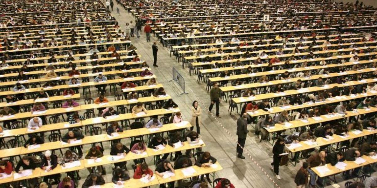 Cientos de aspirantes a un empleo pblico, durante el examen de oposicin