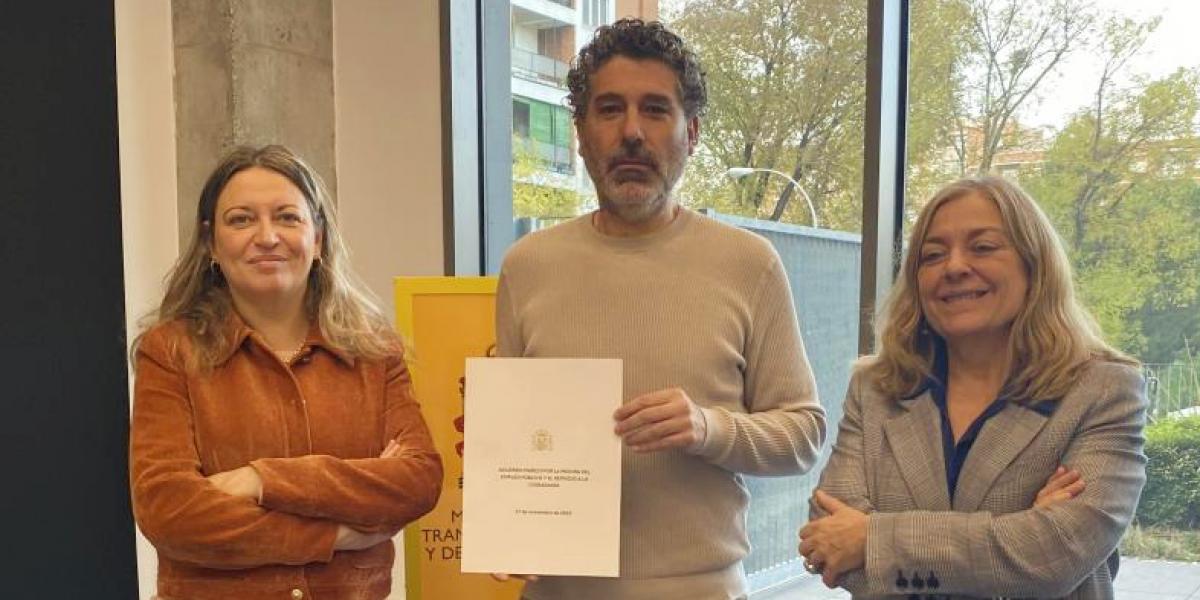 El coordinador del Área Pública de CCOO, Lucho Palazzo Gallo, firma el Acuerdo Marco para la Mejora del Empleo Público y el Servicio a la Ciudadanía, junto a la secretaria de Estado de Función Pública, Consuelo Sánchez Naranjo, y la directora general de Función Pública, María Hilda Jiménez Núñez