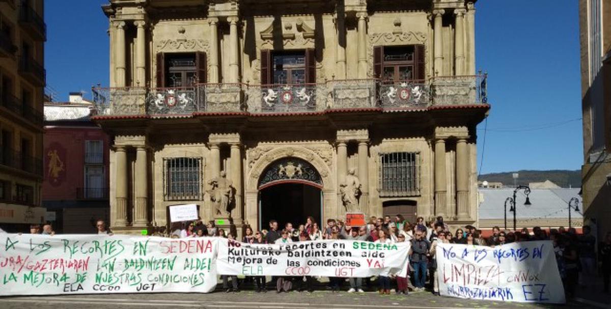 Concentracin en la Plaza del Ayuntamiento de Pamplona contra los recortes en SEDENA