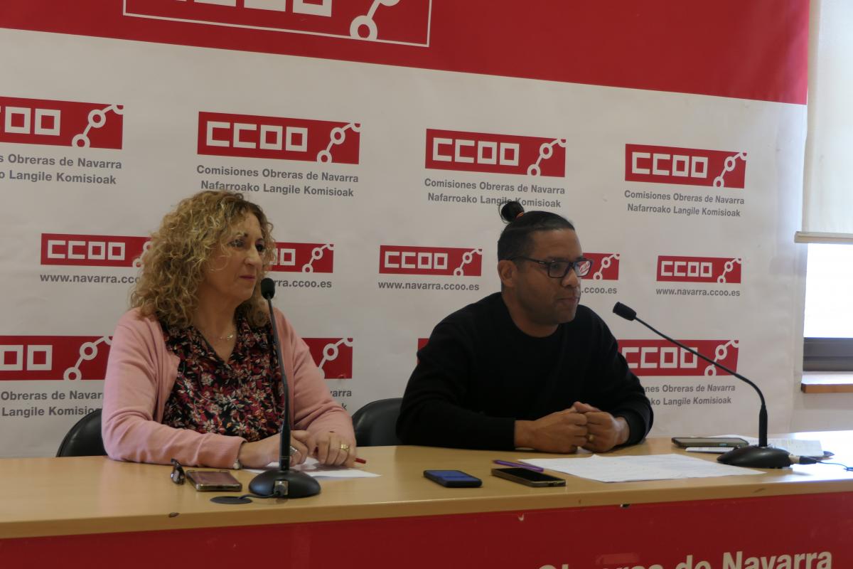 Secretaria General de la Federación de Servicios a la Ciudadanía de CCOO de Navarra, Lucía Sesma y el presidente del Comité de Glovo en Pamplona, Pablo Díaz.