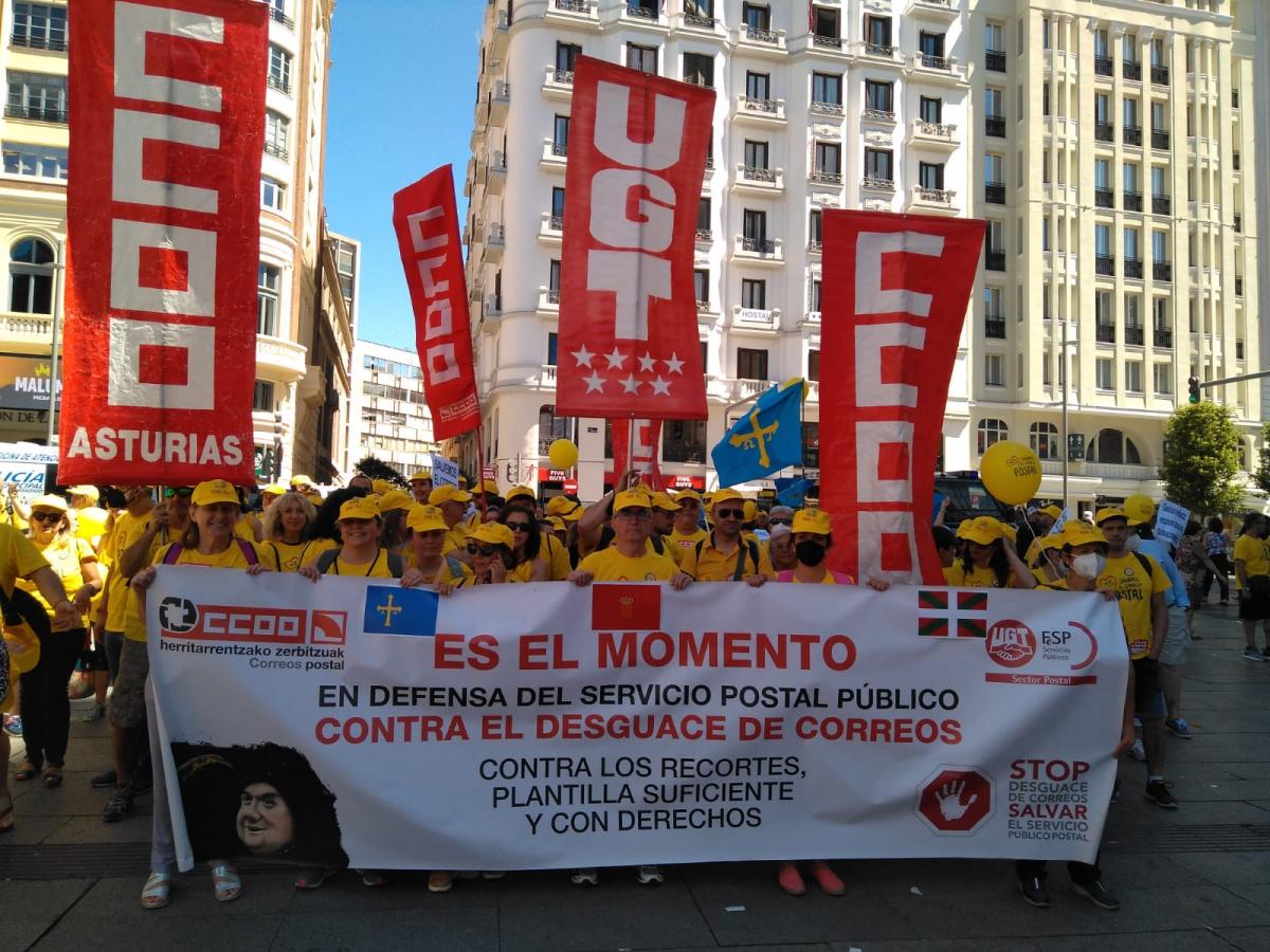 Delegados y delegadas de Correos en la manifestación de Madrid